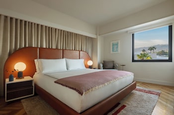 Suite (WILSHIRE SUITE)