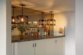 Suite (WILSHIRE SUITE)
