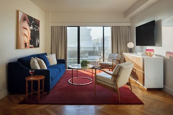 Suite (WILSHIRE SUITE)