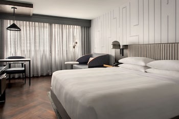 Room, 1 King Bed (Mobility Accessible, Tub)