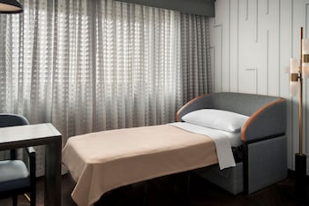 Room, 1 King Bed (Mobility Accessible, Tub)