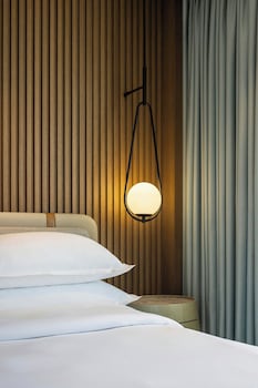 Deluxe Room, 1 Queen Bed, Balcony