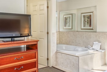 Room, 1 Queen Bed, Non Smoking, Jetted Tub