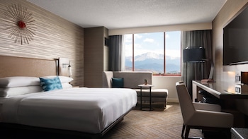 Room, 1 King Bed, Mountain View (Mobility Accessible, Roll-in Shower)