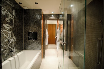 Suite, 1 King Bed (Opera)