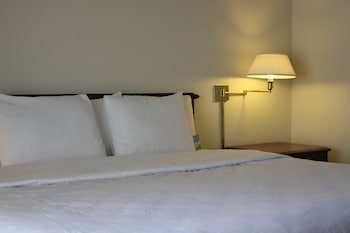 Room, 2 Queen Beds, Mobility Accessible, Non Smoking (Bathtub w/ Grab Bars)