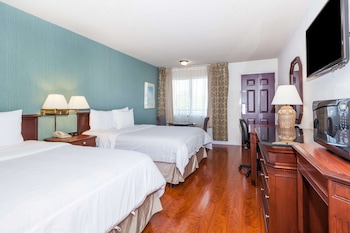 Room, 2 Queen Beds, Mobility Accessible, Non Smoking (Bathtub w/ Grab Bars)