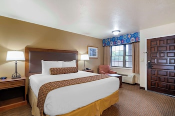 Standard Room, 1 King Bed, Refrigerator & Microwave, Poolside (with Sofabed)