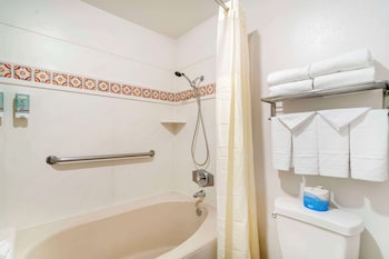 Suite, Multiple Beds, Accessible, Bathtub
