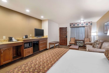 Suite, Multiple Beds, Accessible, Bathtub