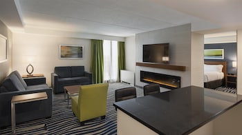 Suite, 1 King Bed, Non Smoking, Jetted Tub (Living Room;with Sofabed)