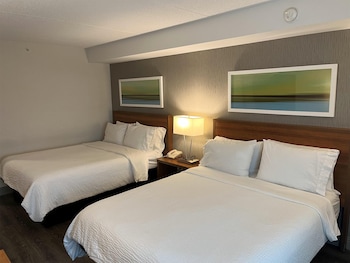 Standard Room, 2 Queen Beds, Non Smoking, Corner