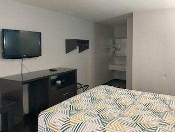 Standard Room, 1 Queen Bed, Non Smoking, Refrigerator & Microwave
