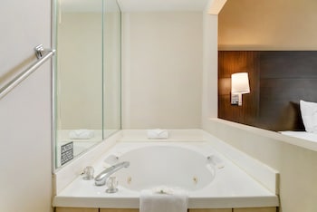 Room, 1 King Bed, Non Smoking, Hot Tub (Upgrade)