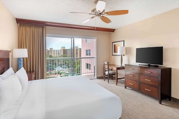 1 Bedroom Pool View King Suite Roll in Shwr