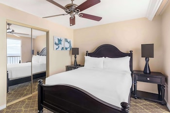 2 Bedroom 1 King 2 Twins Suite with Balcony