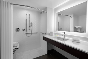 Standard Room, 2 Queen Beds, Accessible (Comm, Roll-In Shower)
