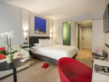 Privilege, Deluxe Room, 1 Queen Bed with Sofa bed, Pool View
