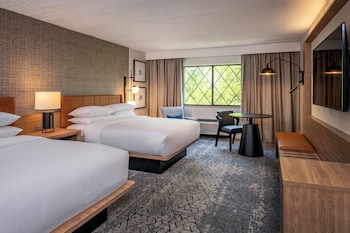 Traditional Room, 2 Queen Beds (Mobility/Hearing Accessible, Tub)