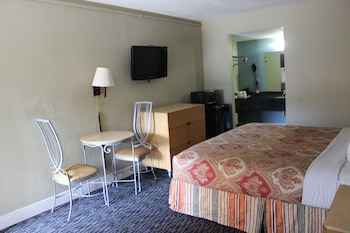 Economy Room, 1 King Bed, Smoking