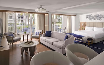 1 King Suite, Pool View with Private Lanai