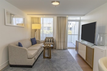 1 Bedroom King Suite, Marina View with Balcony