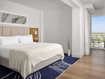 1 King Suite, Corner Marina View with Balcony