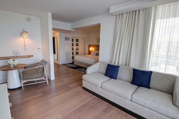 1 King Suite, Corner Marina View with Balcony