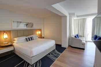 1 King Suite, Corner Marina View with Balcony