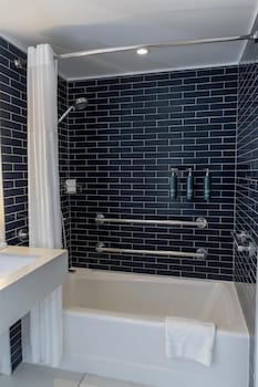 2 Double Beds Mob/Hear Access w/Tub