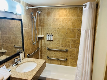 Standard Room, 2 Queen Beds, Accessible (Accessible Tub)