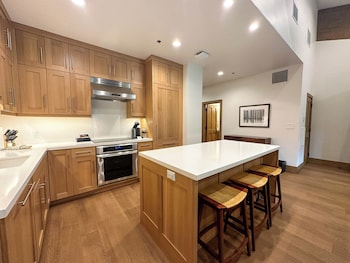 Luxury Suite, 3 Bedrooms, Hot Tub, Mountain View