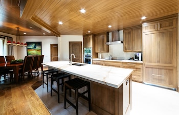 Luxury Suite, 2 Bedrooms, Mountain View, Corner