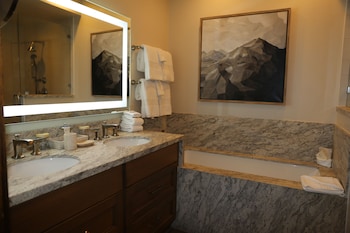 Deluxe Room, 2 Queen Beds, Hot Tub