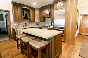 Luxury Suite, 2 Bedrooms, Hot Tub, Mountain View