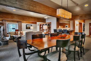 Luxury Townhome, 4 Bedrooms