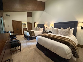 Luxury Suite, 3 Bedrooms, Hot Tub, Mountain View