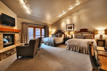 Luxury Suite, 3 Bedrooms (Premium, w / 2 Hot Tubs)