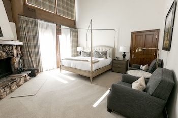 Luxury Room, 1 King Bed, Hot Tub (MAIN LODGE)