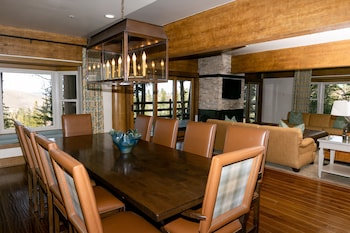 Luxury Townhome, 4 Bedrooms (with Two Hot Tubs)