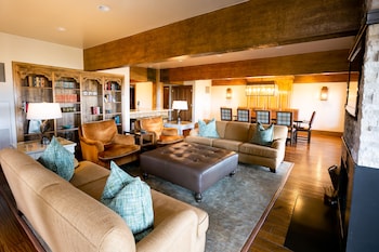 Luxury Townhome, 4 Bedrooms (with Two Hot Tubs)