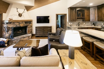 Luxury Suite, 2 Bedrooms, Hot Tub, Mountain View