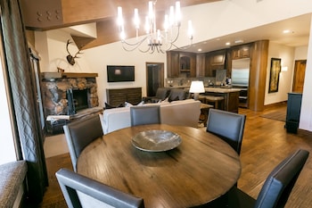 Luxury Suite, 3 Bedrooms, Mountain View (2 Hot Tubs)