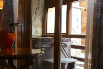Luxury Suite, 3 Bedrooms, Mountain View (3 Hot Tubs)