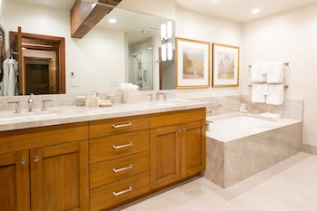 Deluxe Room, 1 King Bed, Fireplace