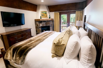 Deluxe Room, 1 King Bed, Fireplace