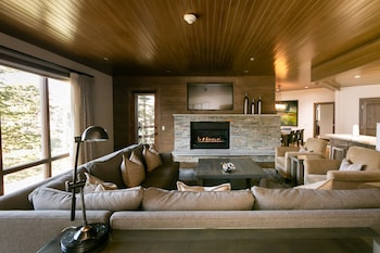 Luxury Suite, 4 Bedrooms, Hot Tub, Corner