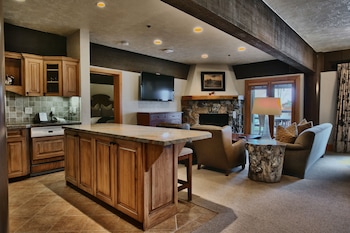 Luxury Suite, 3 Bedrooms (2 Hot tubs)