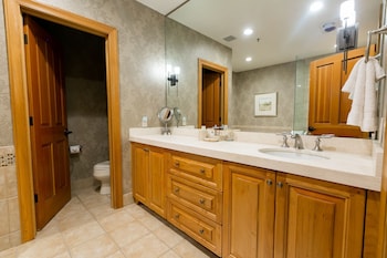 Luxury Room, 1 King Bed, Mountain View