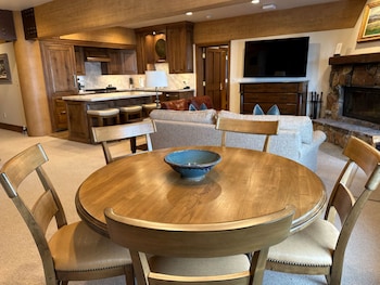 Luxury Suite, 3 Bedrooms, Hot Tub